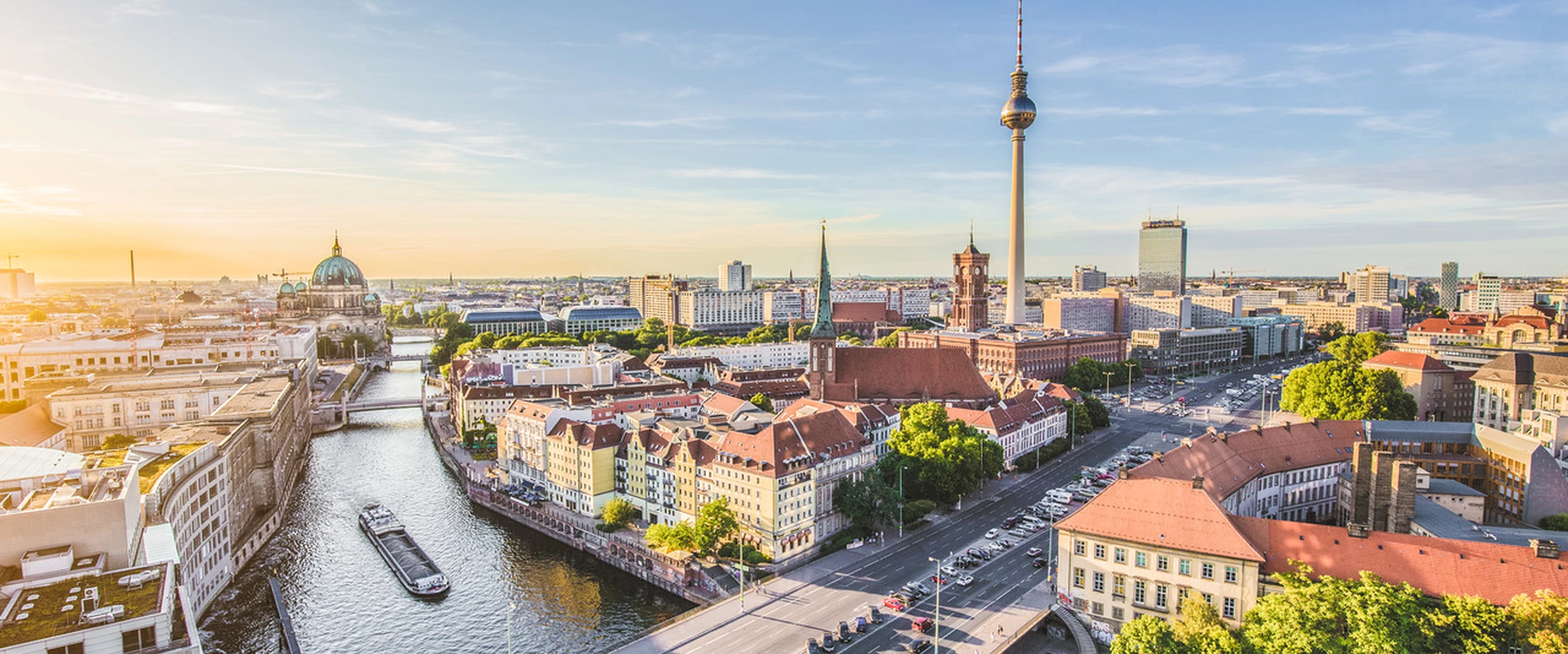 Skyline de Berlín con la Fernsehturm y el río